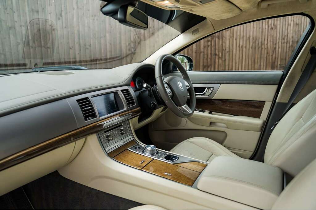 Jaguar XF 3.0D V6 Portfolio Euro 5 Black #6