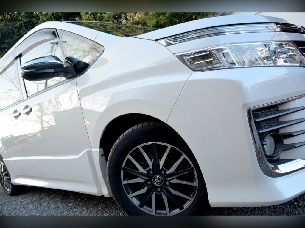 Toyota Voxy 2.0 Zs Kiramaki Edition - Eight Seater  #4