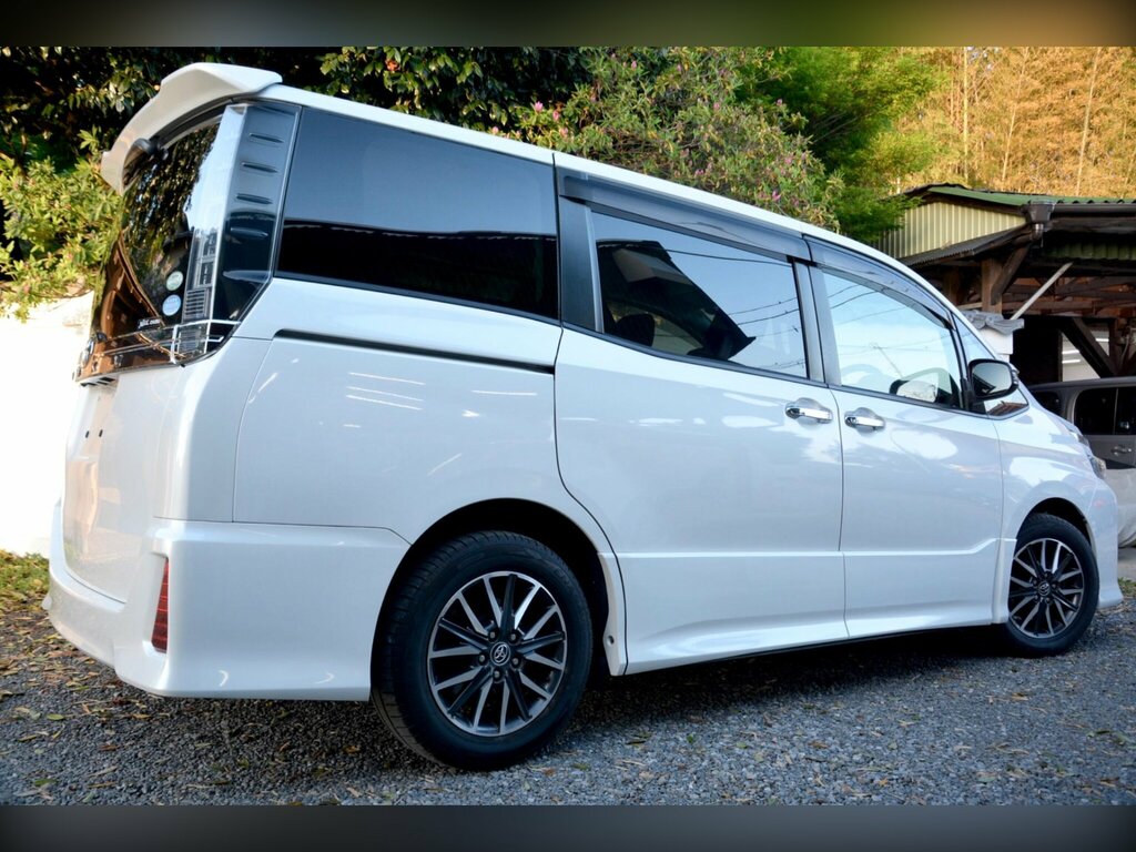 Toyota Voxy 2.0 Zs Kiramaki Edition - Eight Seater  #6