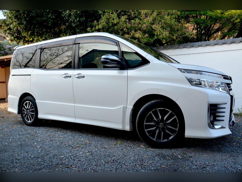 Toyota Voxy 2.0 Zs Kiramaki Edition - Eight Seater  #5