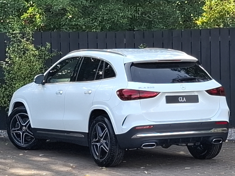 Mercedes-Benz GLA Class Gla 200 Amg Line Executive White #2