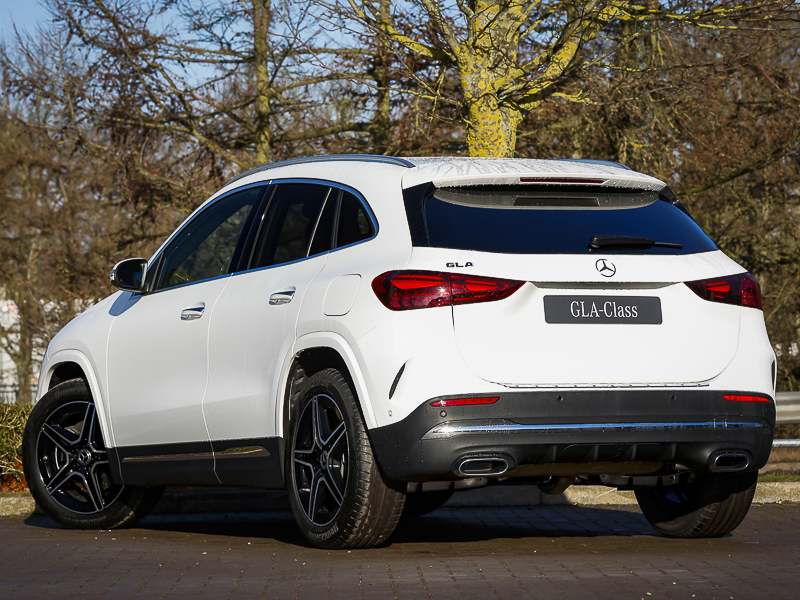 Mercedes-Benz GLA Class Gla 220D 4Matic Amg Line Executive White #2