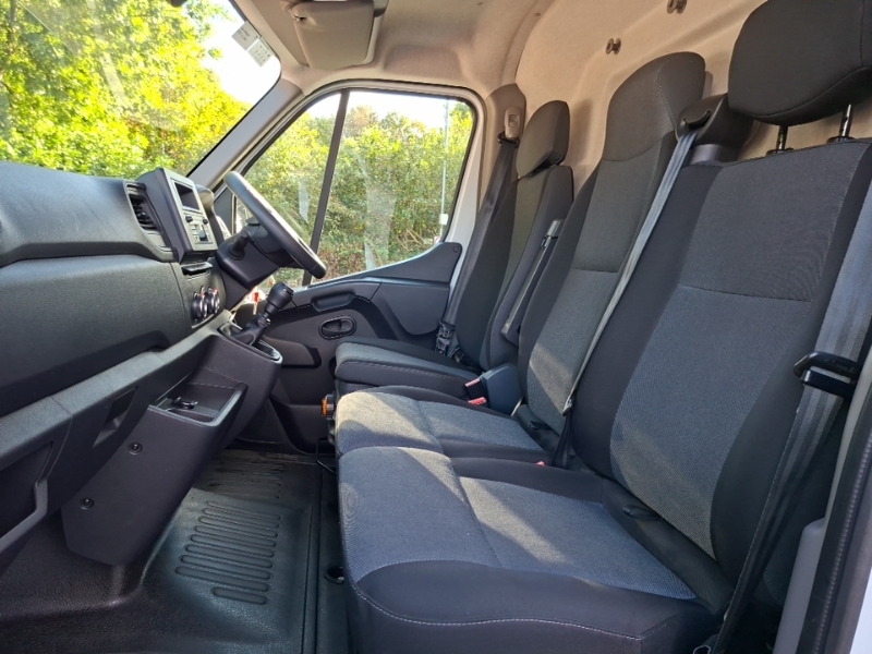 Renault Master Lm35 Blue Dci 135 Advance Medium Roof Van White #5