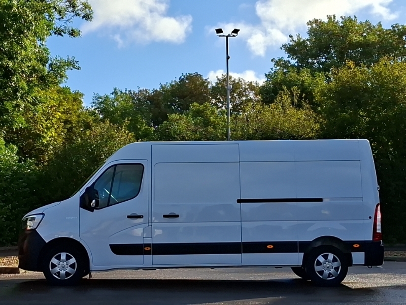 Renault Master Lm35 Blue Dci 135 Advance Medium Roof Van White #4