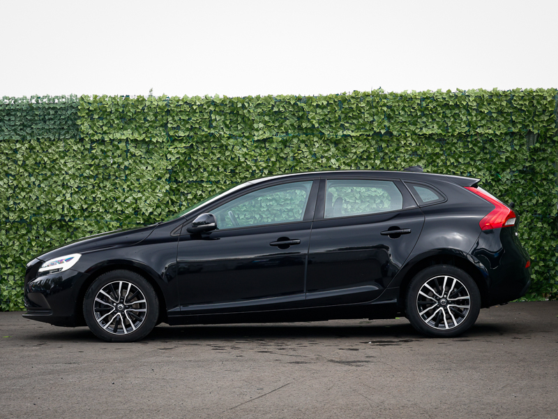 Volvo V40 T2 122 Momentum Black #4