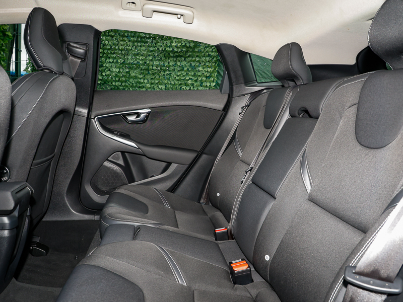 Volvo V40 T2 122 Momentum Black #6