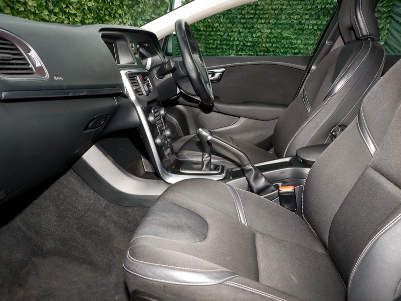 Volvo V40 T2 122 Momentum Black #3