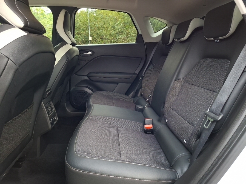 Renault Captur 1.6 E-tech Plug-in Hybrid 160 Techno ME23GYC White #6