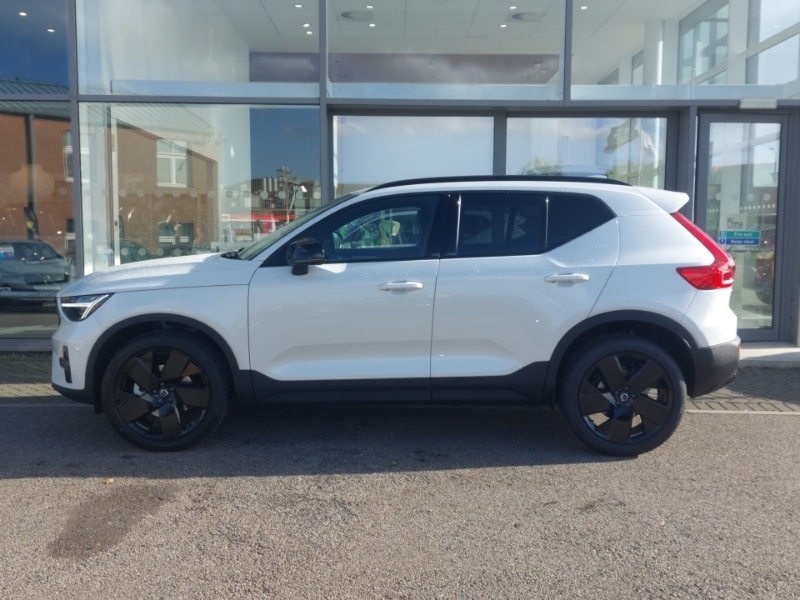 Volvo XC40 2.0 B3p Plus Black Edition SO26AGU White #4