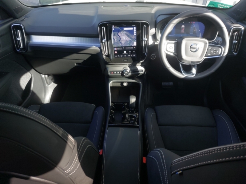 Volvo XC40 2.0 B3p Plus Black Edition SO26AGU White #3