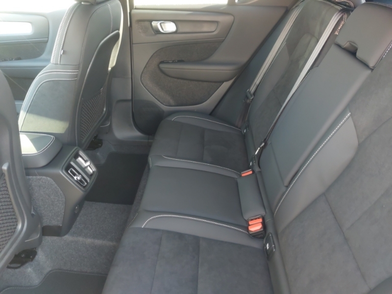 Volvo XC40 2.0 B3p Plus Black Edition SO26AGU White #6