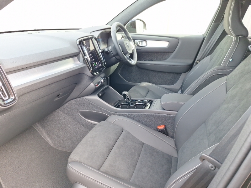Volvo XC40 2.0 B3p Plus Black Edition Black #5