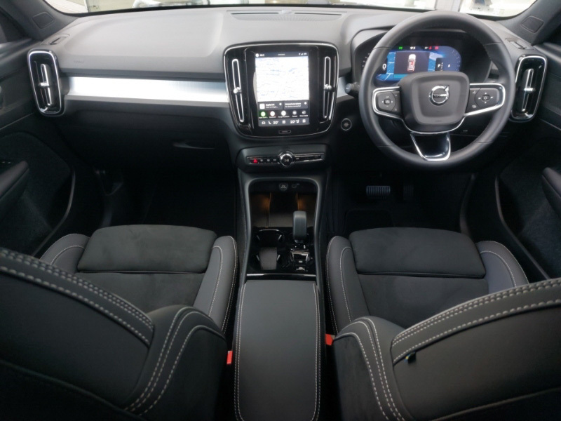 Volvo XC40 2.0 B3p Plus Black Edition SM26YKV Black #3