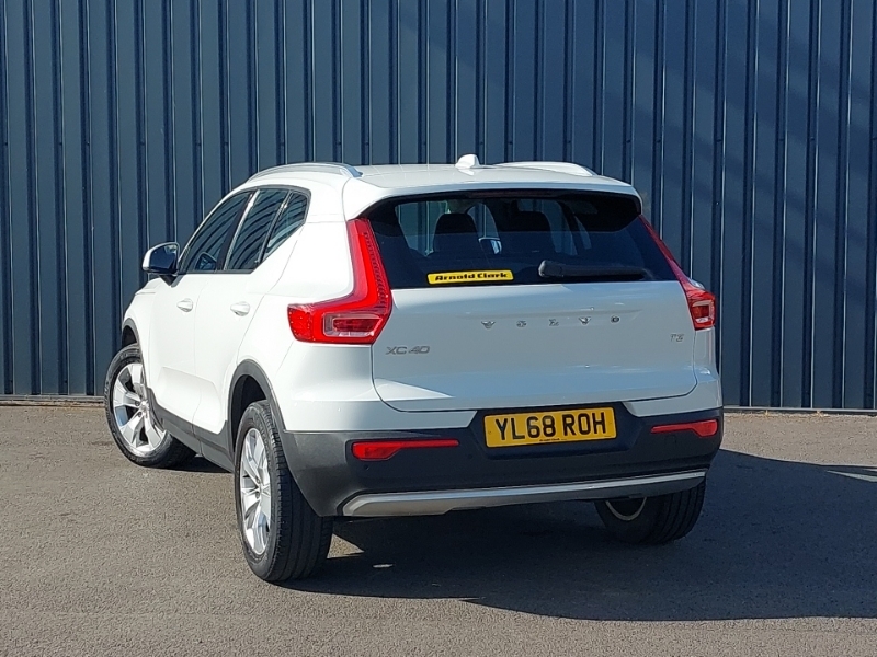 Volvo XC40 1.5 T3 Momentum White #2
