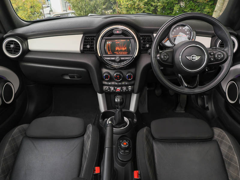 Mini Convertible 2.0 Cooper S Works 210 Red #3