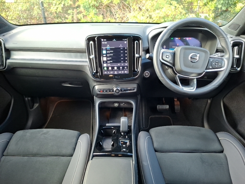 Volvo XC40 2.0 B4p Plus Dark WK74ZHZ White #3
