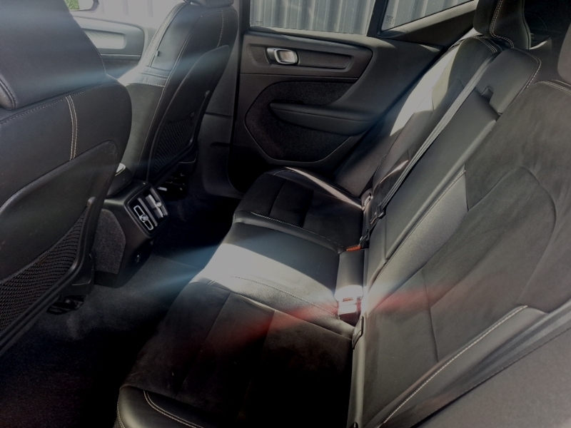Volvo XC40 2.0 B4p R Design MT71WHF Black #6