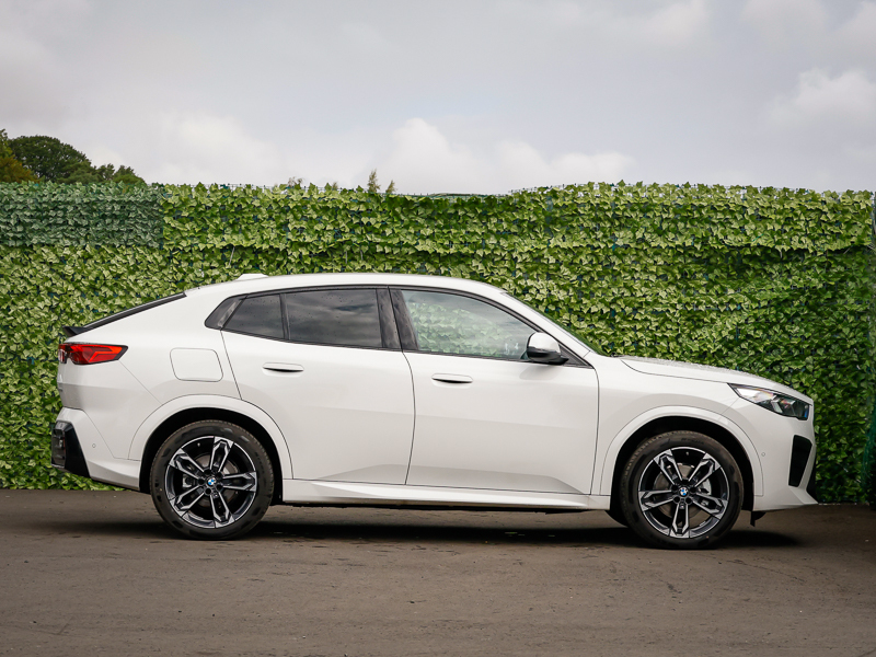 BMW iX2 150Kw Edrive20 M Sport 65Kwh Blue #3