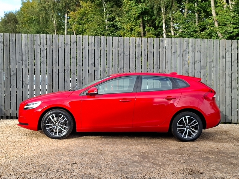 Volvo V40 T2 122 Momentum Nav Plus Red #4