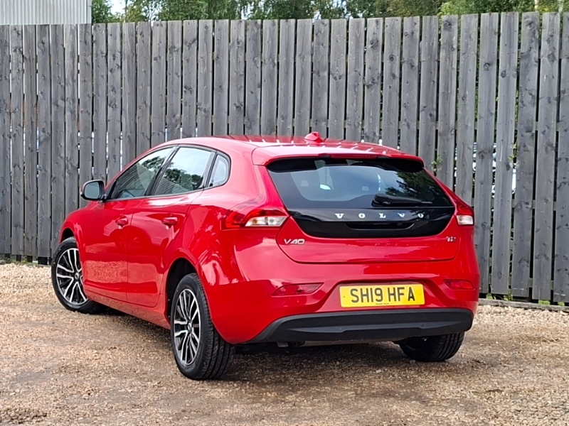 Volvo V40 T2 122 Momentum Nav Plus Red #2