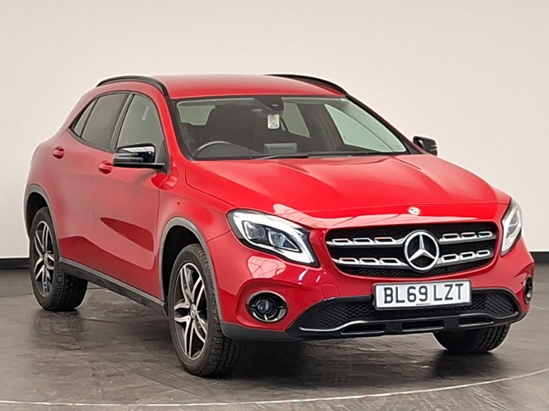 Mercedes-Benz GLA Class Gla 180 Urban Edition Red