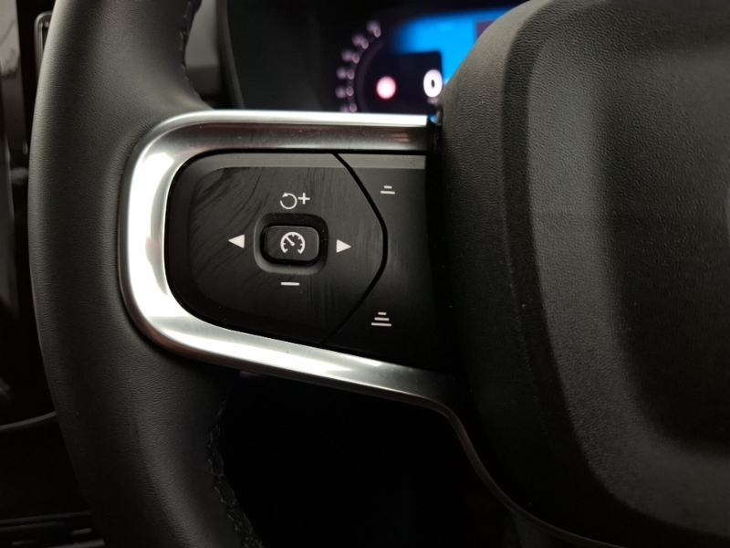 Volvo XC40 Plus Black #12