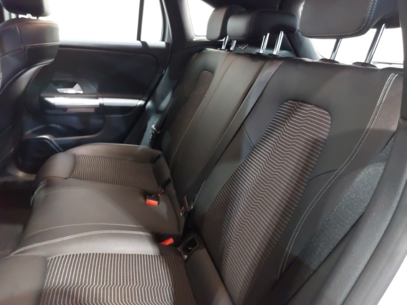 Mercedes-Benz GLA Class Gla 200D Sport White #6