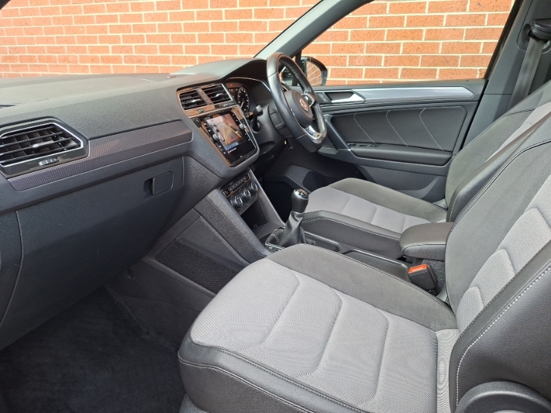 Volkswagen Tiguan Suv White #5