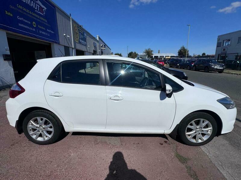 Toyota Auris 1.6 V-matic Colour Collection White #2