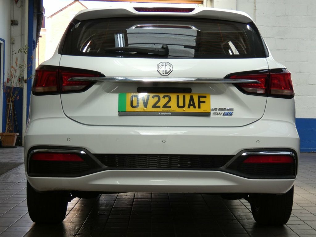 MG MG5 Estate White #3