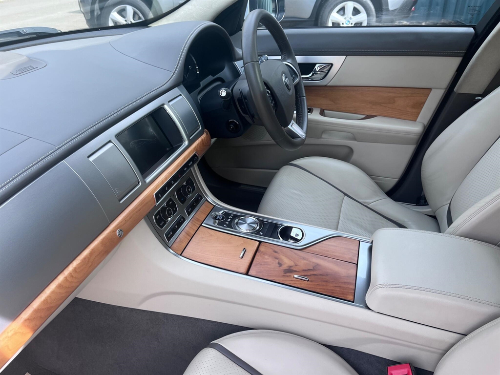 Jaguar XF 3.0D V6 S Portfolio Start Stop Red #35