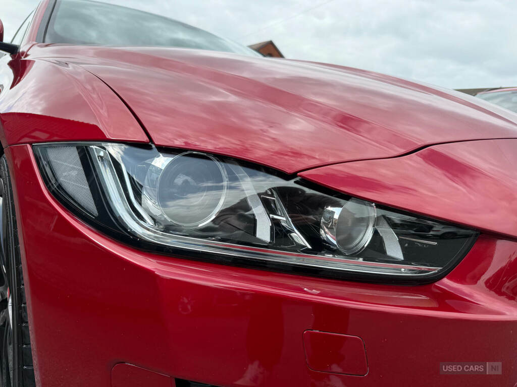 Jaguar XE 2.0 250 R-sport Red #4