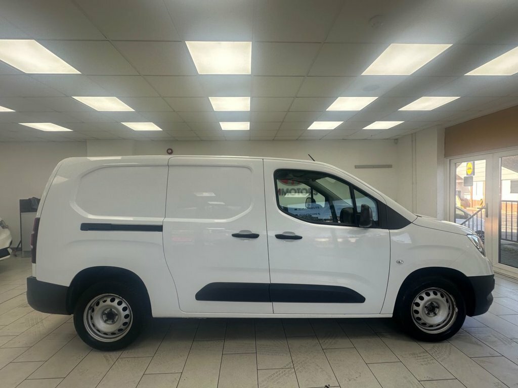 Vauxhall Combo 1.5L Dynamic SA22JZM White #2