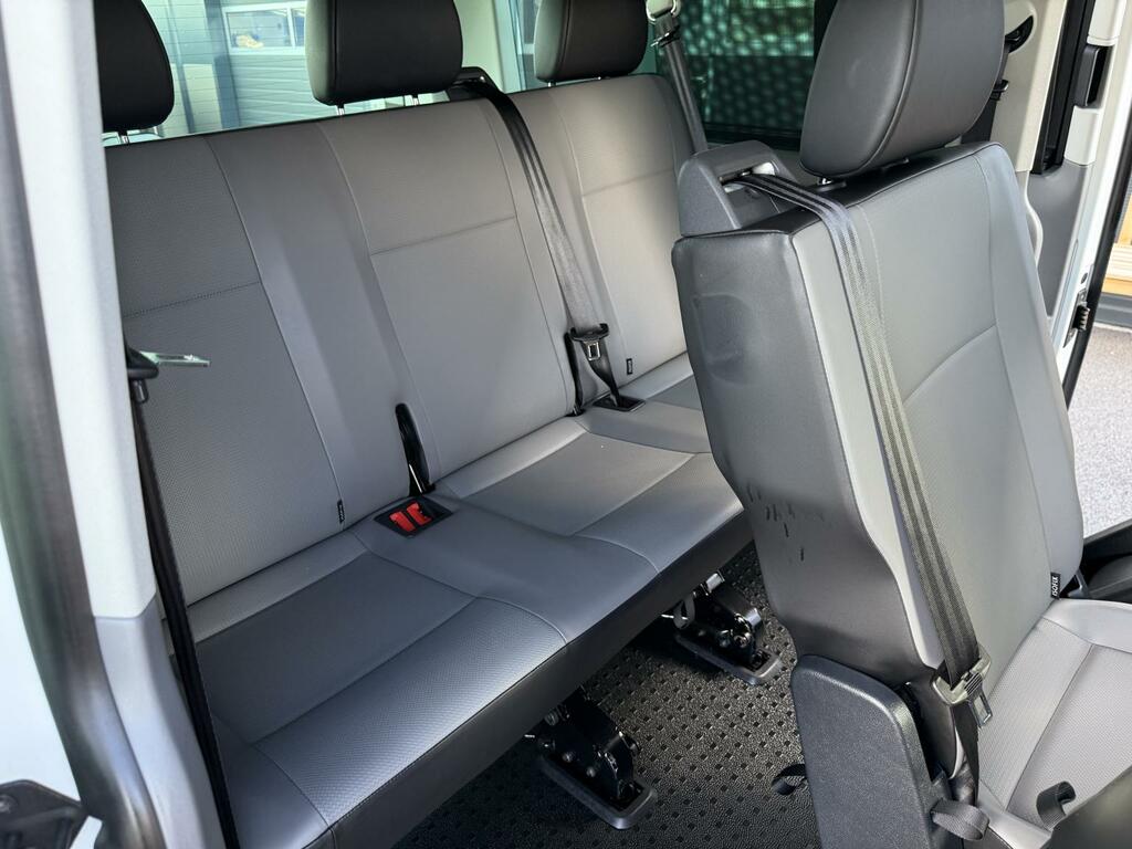 Volkswagen Transporter Shuttle 2.0 Tdi Se 150 7 Speed Dsg Minibus Double Cab White #4