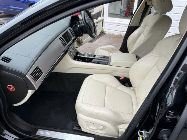 Jaguar XF Saloon Silver #11