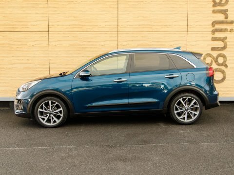 Kia Niro Estate Red #9