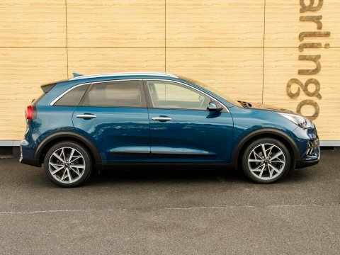 Kia Niro Estate Red #8