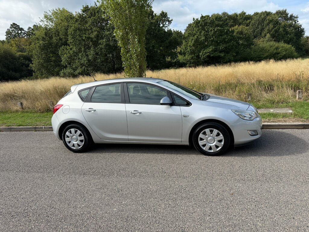 Vauxhall Astra Hatchback 1.4 16V Sri Euro 5 201212 Red #2