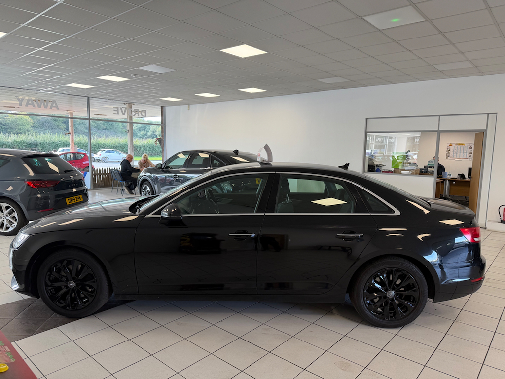 Audi A4 2.0 L Tdi Ultra Se Black #4