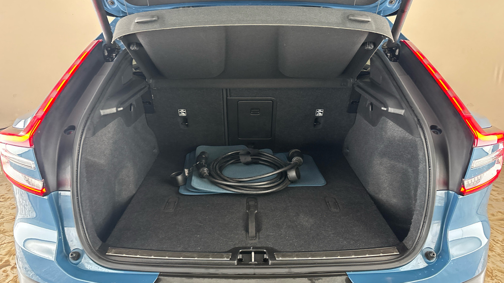 Volvo C40 Recharge Pro, Twin Motor Red #18