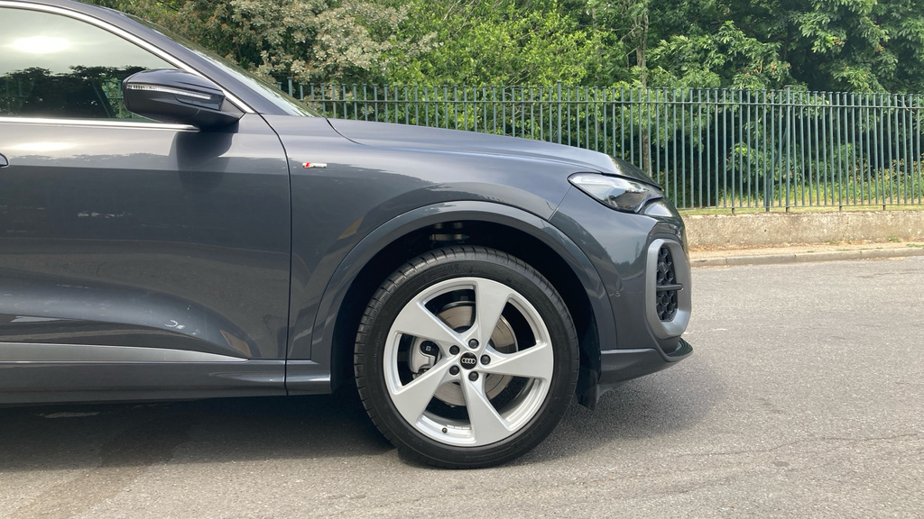 Audi Q5 2.0 Tdi Quattro Launch Edition S Tronic 2025 Black #17