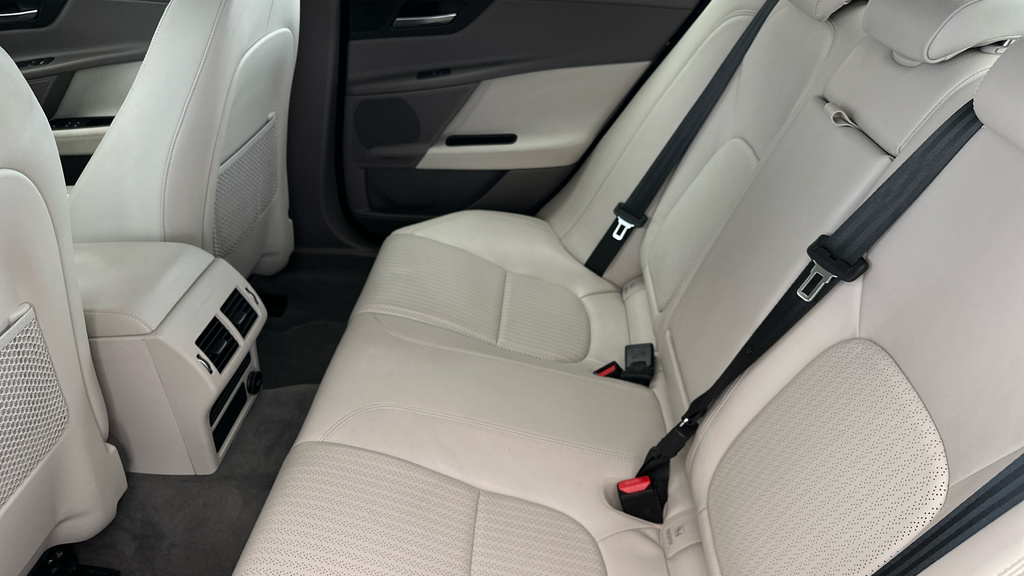 Jaguar XE 2.0D R-sport Saloon Blue #19