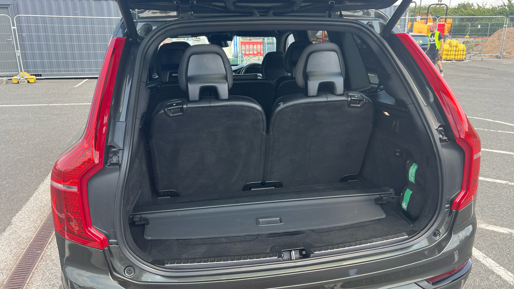 Volvo XC90 R-design, B5 Awd Mild Hybrid Climate Pack- Grey #40