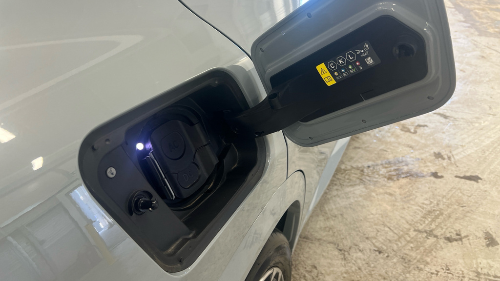 BMW iX2 150Kw Edrive20 M Sport 65Kwh Black #4