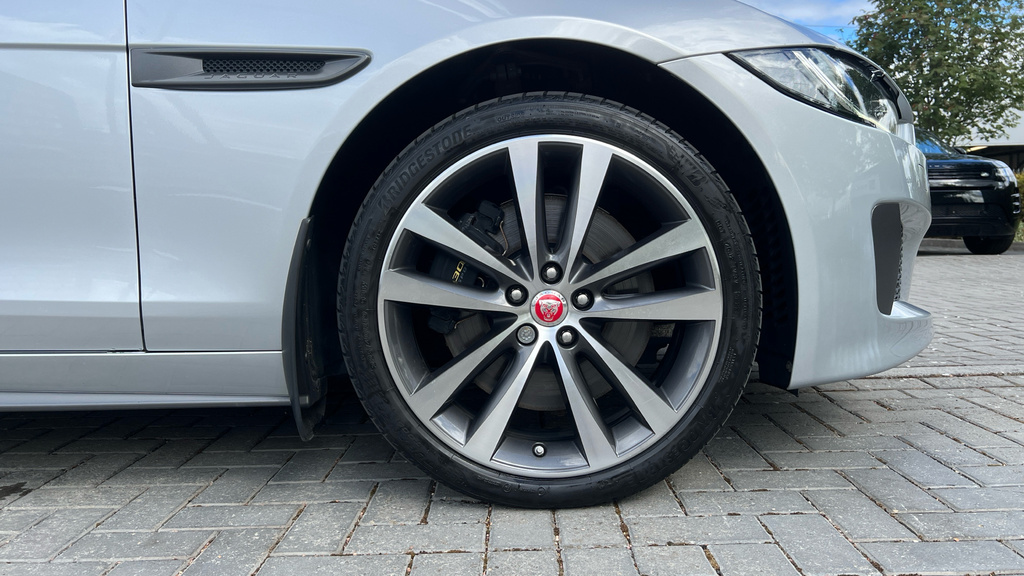 Jaguar XE 2.0D 180 R-sport White #33