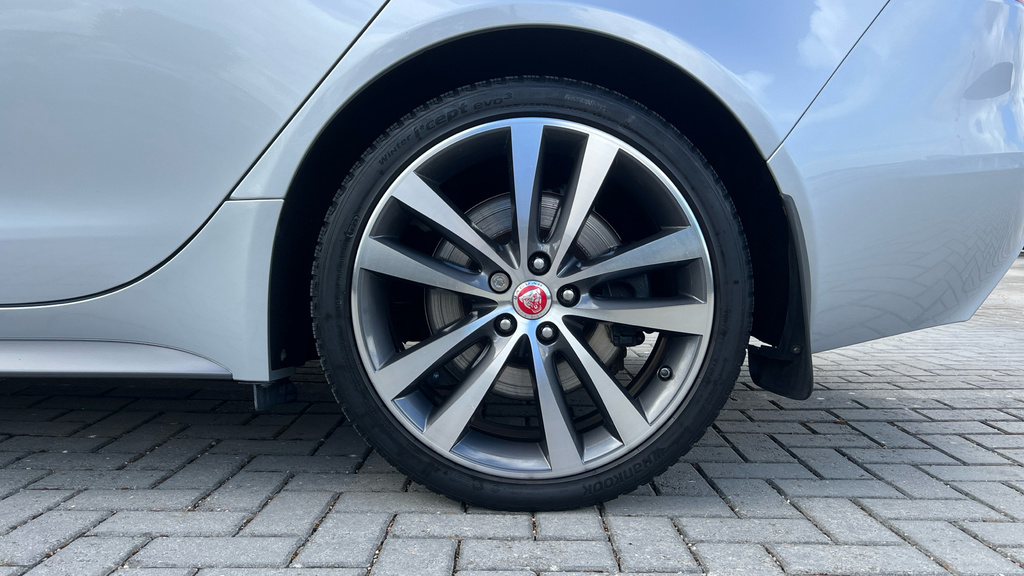 Jaguar XE 2.0D 180 R-sport White #28