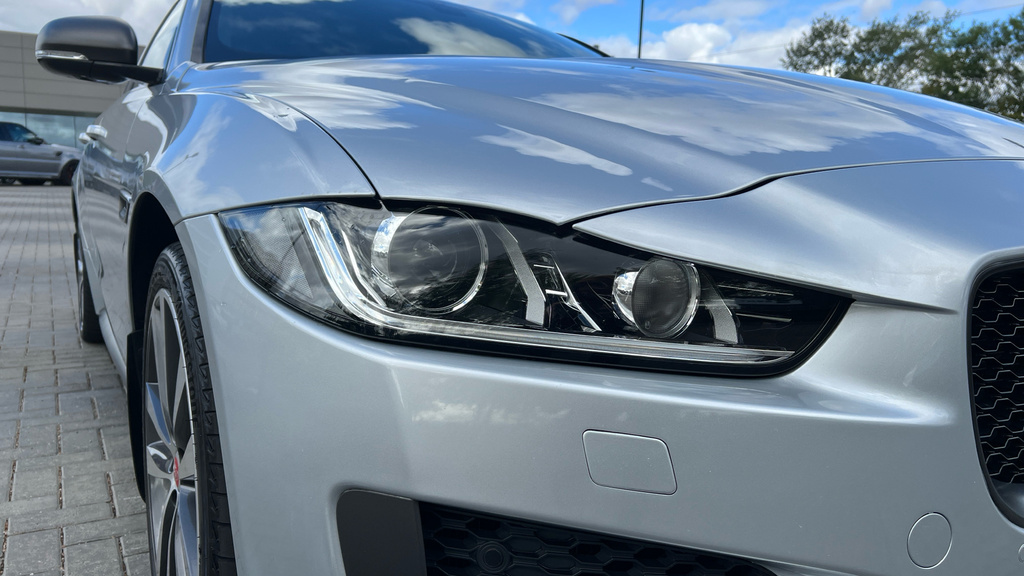 Jaguar XE 2.0D 180 R-sport White #46