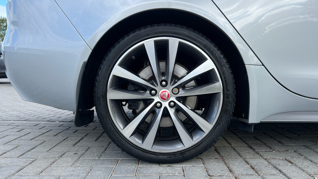 Jaguar XE 2.0D 180 R-sport White #29