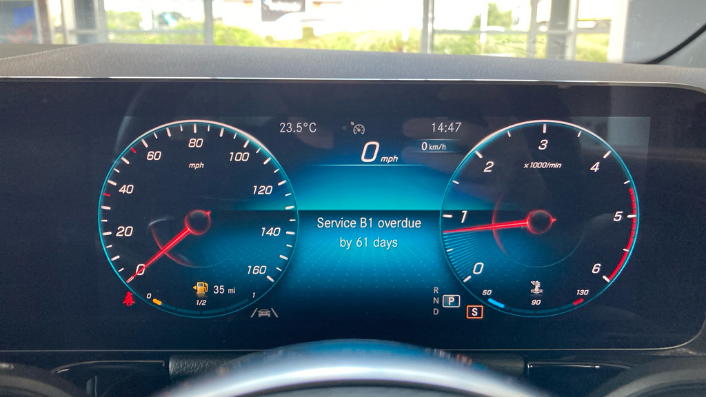 Mercedes-Benz GLA Class Gla 180 Amg Line Premium Black #31