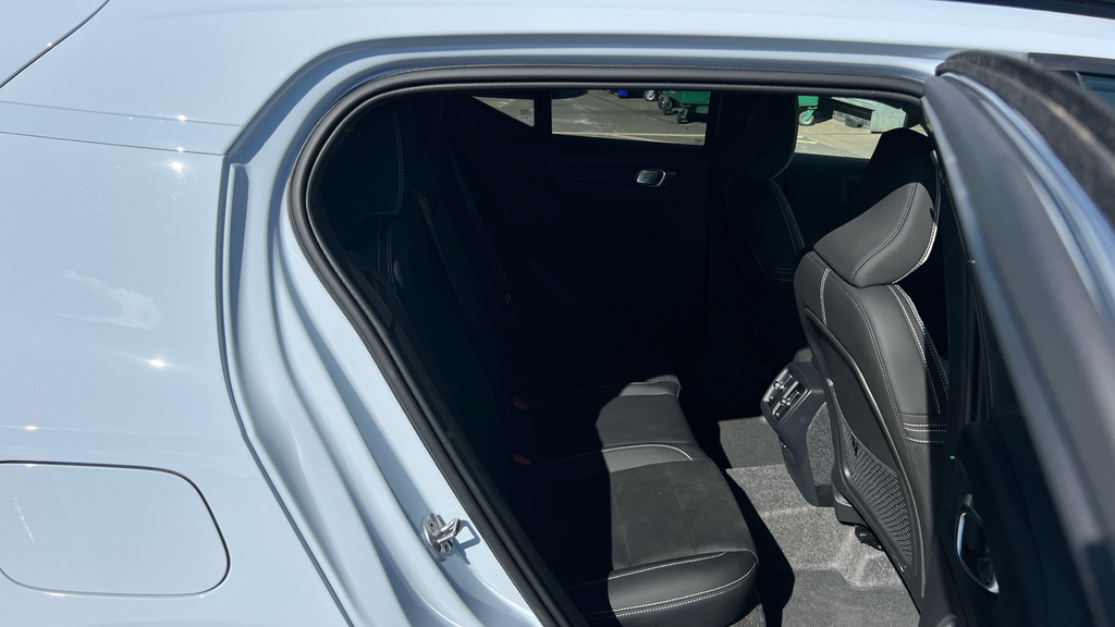 Volvo XC40 Plus, B4 Mild Hybrid, Dark White #24